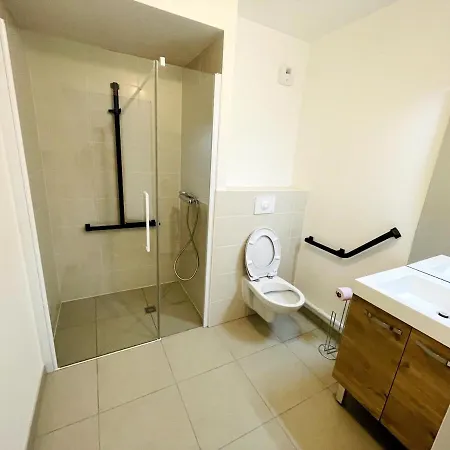 Dans Avec Salon Et Cuisine Partages - 403 דירה