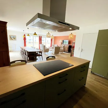 Dans Avec Salon Et Cuisine Partages - 403 דירה